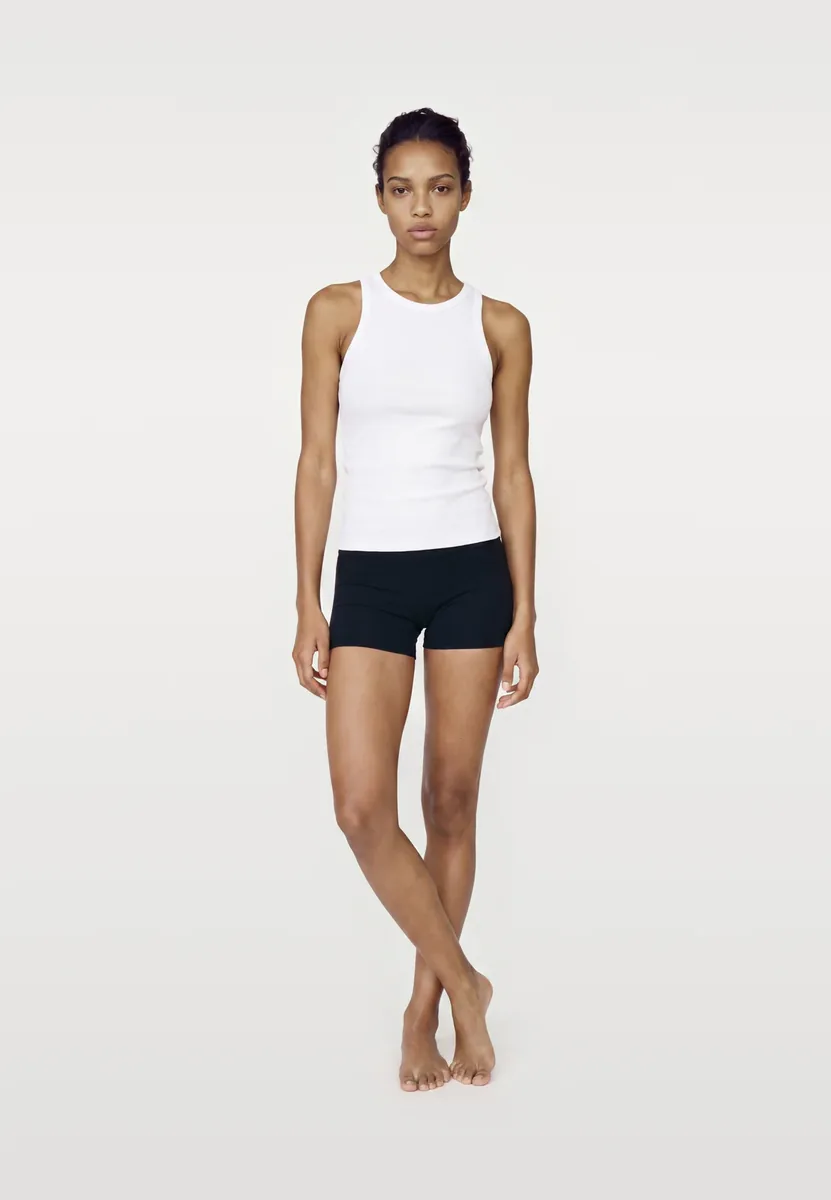 The same model in a cross step, full length
